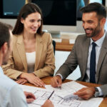 مشاوران املاک در حال بررسی فایل ملک با سیستم مدیریت تماس VoIP در دفتر مدرن